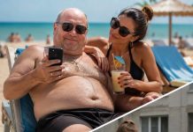 Dok je supruga nosila teške vrećice kući i brinula se o djeci, muž se s ljubavnicom bezbrižno odmarao na plaži; ali odmor je završio u trenutku kada je na njegov telefon stigla poruka s fotografijama i on se sledio od užasa 😨😱 Dok je supruga nosila teške vrećice kući i brinula se o djeci, muž se s ljubavnicom bezbrižno odmarao na plaži; ali odmor je završio u trenutku kada je na njegov telefon stigla poruka s fotografijama i on se sledio od užasa 😨😱 - featured image