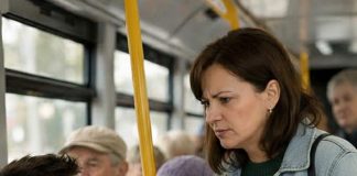 U autobusu je žena sa dvoje dece napravila skandal i zahtevala da joj mladi momak ustupi svoje mesto, ali je odjednom momak uradio nešto od čega su svi putnici zanemeli😨😢 U autobusu je žena sa dvoje dece napravila skandal i zahtevala da joj mladi momak ustupi svoje mesto, ali je odjednom momak uradio nešto od čega su svi putnici zanemeli😨😢 - featured image