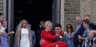 Dok smo izlazili iz crkve nakon što smo izrekli bračne zavjete, moj muž je podigao svoju majku umjesto mene jer je „i ona htjela da to doživi“ — ono što je moja mama uradila sljedeće šokiralo je sve. Dok smo izlazili iz crkve nakon što smo izrekli bračne zavjete, moj muž je podigao svoju majku umjesto mene jer je „i ona htjela da to doživi“ — ono što je moja mama uradila sljedeće šokiralo je sve. - featured image