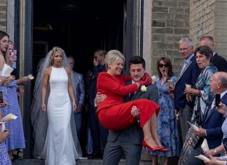 Dok smo izlazili iz crkve nakon što smo izrekli bračne zavjete, moj muž je podigao svoju majku umjesto mene jer je „i ona htjela da to doživi“ — ono što je moja mama uradila sljedeće šokiralo je sve. Dok smo izlazili iz crkve nakon što smo izrekli bračne zavjete, moj muž je podigao svoju majku umjesto mene jer je „i ona htjela da to doživi“ — ono što je moja mama uradila sljedeće šokiralo je sve. - featured image