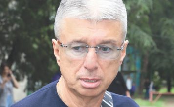 Saša Popović otvoreno o porodičnoj tragediji koja ga je obilježila: smrt oca na cesti i rana koja nije nestala Saša Popović otvoreno o porodičnoj tragediji koja ga je obilježila: smrt oca na cesti i rana koja nije nestala - featured image