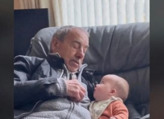 OSTAVILI SU BEBU NA TRENUTAK SA DEDOM: Kada su se vratili nisu mogli da vjeruju šta su zatekli!(VIDEO) OSTAVILI SU BEBU NA TRENUTAK SA DEDOM: Kada su se vratili nisu mogli da vjeruju šta su zatekli!(VIDEO) - featured image