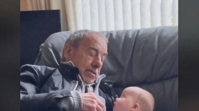 OSTAVILI SU BEBU NA TRENUTAK SA DEDOM: Kada su se vratili nisu mogli da vjeruju šta su zatekli!(VIDEO) OSTAVILI SU BEBU NA TRENUTAK SA DEDOM: Kada su se vratili nisu mogli da vjeruju šta su zatekli!(VIDEO) - featured image
