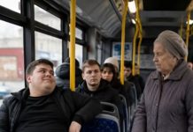 U autobusu, arogantni mladić ne samo da je odbio da ustupi svoje mjesto starijoj ženi, već je i demonstrativno stavio nogu na sjedalo – ali definitivno nije očekivao ovakvu kaznu 😨😱 U autobusu, arogantni mladić ne samo da je odbio da ustupi svoje mjesto starijoj ženi, već je i demonstrativno stavio nogu na sjedalo – ali definitivno nije očekivao ovakvu kaznu 😨😱 - featured image