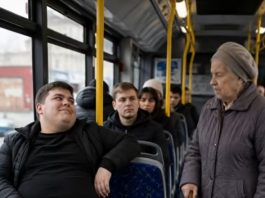U autobusu, arogantni mladić ne samo da je odbio da ustupi svoje mjesto starijoj ženi, već je i demonstrativno stavio nogu na sjedalo – ali definitivno nije očekivao ovakvu kaznu 😨😱 U autobusu, arogantni mladić ne samo da je odbio da ustupi svoje mjesto starijoj ženi, već je i demonstrativno stavio nogu na sjedalo – ali definitivno nije očekivao ovakvu kaznu 😨😱 - featured image