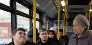 U autobusu, arogantni mladić ne samo da je odbio da ustupi svoje mjesto starijoj ženi, već je i demonstrativno stavio nogu na sjedalo – ali definitivno nije očekivao ovakvu kaznu 😨😱 U autobusu, arogantni mladić ne samo da je odbio da ustupi svoje mjesto starijoj ženi, već je i demonstrativno stavio nogu na sjedalo – ali definitivno nije očekivao ovakvu kaznu 😨😱 - featured image