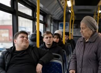U autobusu, arogantni mladić ne samo da je odbio da ustupi svoje mjesto starijoj ženi, već je i demonstrativno stavio nogu na sjedalo – ali definitivno nije očekivao ovakvu kaznu 😨😱 U autobusu, arogantni mladić ne samo da je odbio da ustupi svoje mjesto starijoj ženi, već je i demonstrativno stavio nogu na sjedalo – ali definitivno nije očekivao ovakvu kaznu 😨😱 - featured image