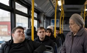 U autobusu, arogantni mladić ne samo da je odbio da ustupi svoje mjesto starijoj ženi, već je i demonstrativno stavio nogu na sjedalo – ali definitivno nije očekivao ovakvu kaznu 😨😱 U autobusu, arogantni mladić ne samo da je odbio da ustupi svoje mjesto starijoj ženi, već je i demonstrativno stavio nogu na sjedalo – ali definitivno nije očekivao ovakvu kaznu 😨😱 - featured image