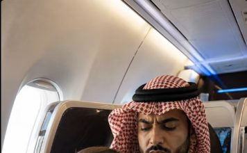 Mlada žena je slučajno zaspala u avionu i naslonila glavu na rame najbogatijeg i najstrašnijeg muškarca u cijelom gradu. Ali ono što je šeik sljedeće uradio ostavilo je sve putnike u šoku… 😱 😱 Mlada žena je slučajno zaspala u avionu i naslonila glavu na rame najbogatijeg i najstrašnijeg muškarca u cijelom gradu. Ali ono što je šeik sljedeće uradio ostavilo je sve putnike u šoku… 😱 😱 - featured image