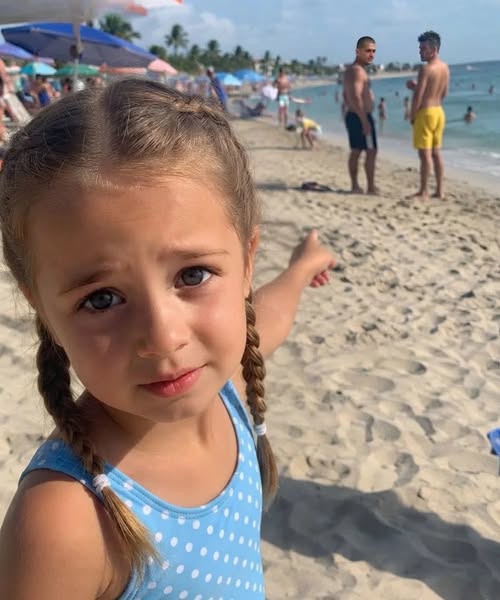 Nevino šaputanje moje kćeri o mom mužu i ujaku Jimu preokrenulo je naš odmor naglavačke - featured image Nevino šaputanje moje kćeri o mom mužu i ujaku Jimu preokrenulo je naš odmor naglavačke - featured image