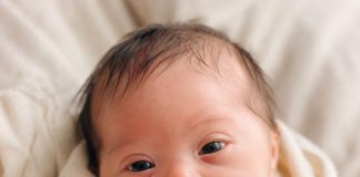 Kad se moja beba rodila s Downovim sindromom, potpisala sam papire da ga ostavim u bolnici… Ali dok sam odlazila, medicinska sestra potrčala je za mnom i rekla jednu rečenicu zbog koje sam se ukočila na mjestu Kad se moja beba rodila s Downovim sindromom, potpisala sam papire da ga ostavim u bolnici… Ali dok sam odlazila, medicinska sestra potrčala je za mnom i rekla jednu rečenicu zbog koje sam se ukočila na mjestu - featured image