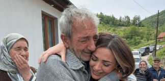 Prodao je posljednji komad zemlje da školuje kćer — a 11 godina kasnije kolona automobila pred njegovom kućom natjerala je cijelo selo na suze Prodao je posljednji komad zemlje da školuje kćer — a 11 godina kasnije kolona automobila pred njegovom kućom natjerala je cijelo selo na suze - featured image