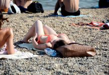 “OTIŠLA SAM NA NUDISTIČKU PLAŽU NA ADI CIGANLIJI I POBEGLA POSLE POLA SATA” Kad je videla šta muškarci rade zaledila sam se…. “OTIŠLA SAM NA NUDISTIČKU PLAŽU NA ADI CIGANLIJI I POBEGLA POSLE POLA SATA” Kad je videla šta muškarci rade zaledila sam se…. - featured image