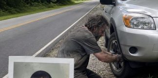 Osamnaest godina nakon što je moj sin nestao, beskućnik mi je promijenio probušenu gumu na Ruti 9… Ali ono što je ostavio u mom automobilu potpuno me slomilo Osamnaest godina nakon što je moj sin nestao, beskućnik mi je promijenio probušenu gumu na Ruti 9… Ali ono što je ostavio u mom automobilu potpuno me slomilo - featured image
