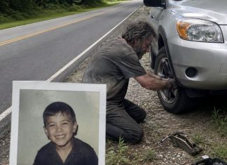 Osamnaest godina nakon što je moj sin nestao, beskućnik mi je promijenio probušenu gumu na Ruti 9… Ali ono što je ostavio u mom automobilu potpuno me slomilo Osamnaest godina nakon što je moj sin nestao, beskućnik mi je promijenio probušenu gumu na Ruti 9… Ali ono što je ostavio u mom automobilu potpuno me slomilo - featured image
