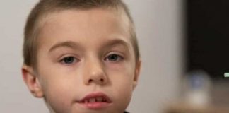 RANl ZNACl AUTlZMA K0JE R0DITELJI ČESTO ZANEMARUJU: 1. simptomi vide se već pri odlasku na spavanje i tokom obroka RANl ZNACl AUTlZMA K0JE R0DITELJI ČESTO ZANEMARUJU: 1. simptomi vide se već pri odlasku na spavanje i tokom obroka - featured image