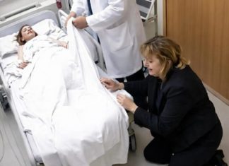 U tri sata ujutro moja me kći nazvala i u suzama molila da odmah dođem k njoj, ali dok sam stigla u bolnicu, liječnik je već prekrivao njezino tijelo plahtom i tiho mi izrazio sućut 😨 U tri sata ujutro moja me kći nazvala i u suzama molila da odmah dođem k njoj, ali dok sam stigla u bolnicu, liječnik je već prekrivao njezino tijelo plahtom i tiho mi izrazio sućut 😨 - featured image
