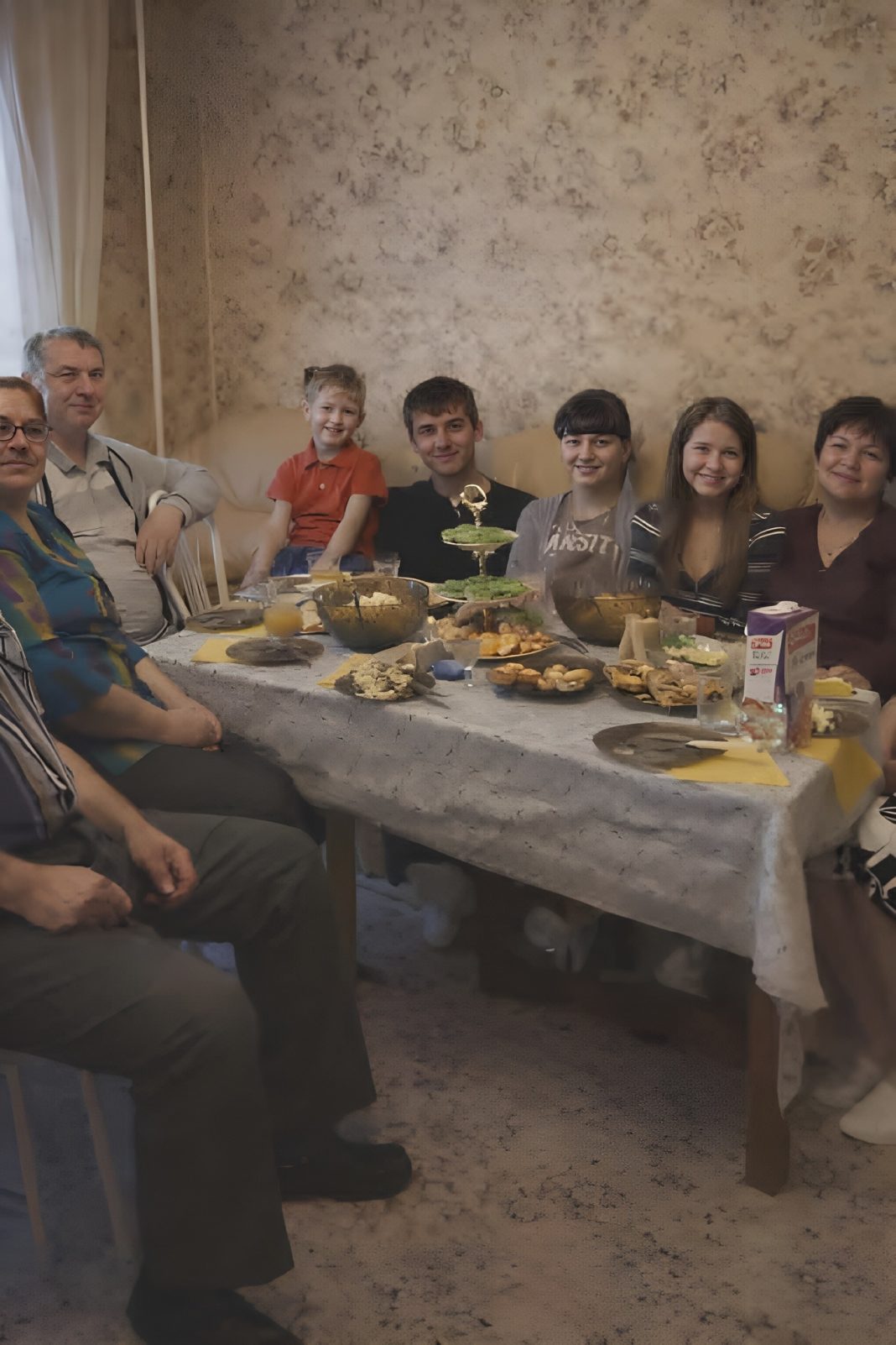 Moj muž je odlučio proslaviti svoj rođendan kod nas kući i pozvao sve svoje rodbine: svekrva i šogorica su me cijelu večer kritikovale i moju hranu, ali u jednom trenutku moje strpljenje je jednostavno puklo 😢🤔 - featured image