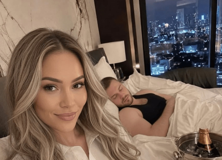 U tri ujutro ljubavnica mog muža poslala mi je fotografiju iz hotelskog kreveta kako bi me ponizila, ali nije znala da se u kadru vidi dokaz koji će ga uništiti pred cijelim Upravnim odborom - featured image U tri ujutro ljubavnica mog muža poslala mi je fotografiju iz hotelskog kreveta kako bi me ponizila, ali nije znala da se u kadru vidi dokaz koji će ga uništiti pred cijelim Upravnim odborom - featured image