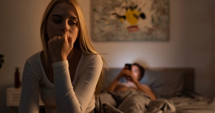 KADA MUŠKARAC PRESTANE DA VOLI, OVO ĆE BITI PRVI ZNAK – I to onaj koji niko ne primjećuje - featured image KADA MUŠKARAC PRESTANE DA VOLI, OVO ĆE BITI PRVI ZNAK – I to onaj koji niko ne primjećuje - featured image
