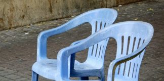 Plastične stolice će ponovo zablistati: Potrebna su vam samo 2 sastojka koja već imate u kuhinji