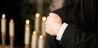 ŠTA TREBA URADITI SA ODEĆOM PREMINULOG? Veruje se da se OVO NIKAKO NE BI SMELO dirati da se POKOJNIK “ne uznemiri” ŠTA TREBA URADITI SA ODEĆOM PREMINULOG? Veruje se da se OVO NIKAKO NE BI SMELO dirati da se POKOJNIK “ne uznemiri” - featured image