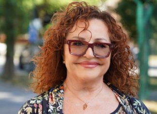 Da li se ovako oblači žena u šezdesetim? Ana Bekuta novim stajlingom izazvala haos na Instagramu, da li biste vi nosili ovo na glavi? (FOTO) Da li se ovako oblači žena u šezdesetim? Ana Bekuta novim stajlingom izazvala haos na Instagramu, da li biste vi nosili ovo na glavi? (FOTO) - featured image