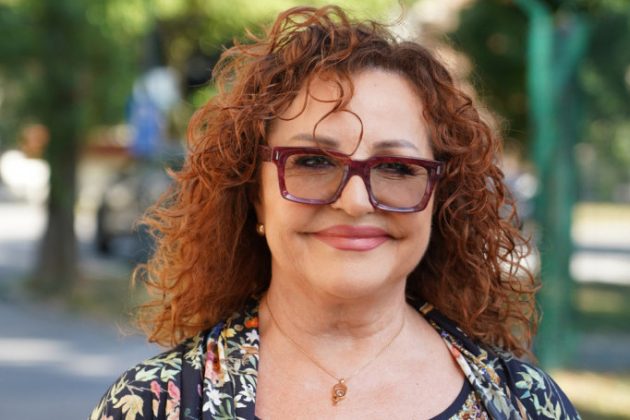 Da li se ovako oblači žena u šezdesetim? Ana Bekuta novim stajlingom izazvala haos na Instagramu, da li biste vi nosili ovo na glavi? (FOTO) - featured image Da li se ovako oblači žena u šezdesetim? Ana Bekuta novim stajlingom izazvala haos na Instagramu, da li biste vi nosili ovo na glavi? (FOTO) - featured image