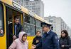 Vozač autobusa izbacio je 80-godišnju ženu jer nije platila kartu. Ali prije nego što je sišla, rekla mu je jednu rečenicu koja je ostavila bez riječi vozača — i sve putnike… Vozač autobusa izbacio je 80-godišnju ženu jer nije platila kartu. Ali prije nego što je sišla, rekla mu je jednu rečenicu koja je ostavila bez riječi vozača — i sve putnike… - featured image