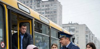 Vozač autobusa izbacio je 80-godišnju ženu jer nije platila kartu. Ali prije nego što je sišla, rekla mu je jednu rečenicu koja je ostavila bez riječi vozača — i sve putnike… Vozač autobusa izbacio je 80-godišnju ženu jer nije platila kartu. Ali prije nego što je sišla, rekla mu je jednu rečenicu koja je ostavila bez riječi vozača — i sve putnike… - featured image