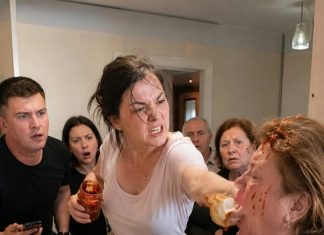 Drugog jutra nakon vjenčanja svekrva mi je pružila suhu kajzericu i otvorenu teglicu ljutog ajvara. – Ti ćeš jesti u kuhinji. U našoj kući nova snaha ne sjeda za stol sa starijima. Drugog jutra nakon vjenčanja svekrva mi je pružila suhu kajzericu i otvorenu teglicu ljutog ajvara. – Ti ćeš jesti u kuhinji. U našoj kući nova snaha ne sjeda za stol sa starijima. - featured image