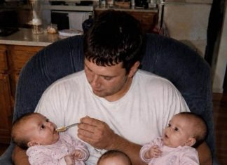 Moja je supruga prije 21 godinu napustila naše trojke zbog drugog muškarca — na njihov rođendan stigle su tri baršunaste kutije, ali nas je uvjet uz njih prisilio da otvorimo tajnu koju sam djeci skrivao cijeli život Moja je supruga prije 21 godinu napustila naše trojke zbog drugog muškarca — na njihov rođendan stigle su tri baršunaste kutije, ali nas je uvjet uz njih prisilio da otvorimo tajnu koju sam djeci skrivao cijeli život - featured image