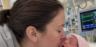 Majka je došla u mrtvačnicu kako bi posljednji put vidjela svoju djevojčicu. Ali tijekom oproštaja primijetila je nešto nevjerojatno… Majka je došla u mrtvačnicu kako bi posljednji put vidjela svoju djevojčicu. Ali tijekom oproštaja primijetila je nešto nevjerojatno… - featured image