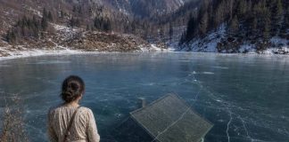 Otac joj je u nasljedstvo ostavio samo zaleđeno jezero u zaboravljenom rumunjskom selu, sve dok se ispod leda nije pojavila koliba o kojoj nitko nije želio priznati da išta zna… Otac joj je u nasljedstvo ostavio samo zaleđeno jezero u zaboravljenom rumunjskom selu, sve dok se ispod leda nije pojavila koliba o kojoj nitko nije želio priznati da išta zna… - featured image