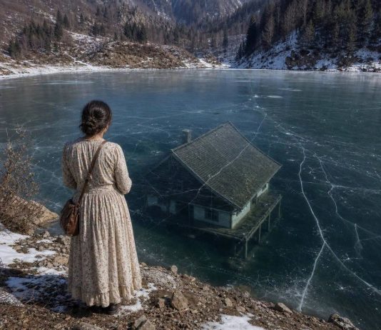 Otac joj je u nasljedstvo ostavio samo zaleđeno jezero u zaboravljenom rumunjskom selu, sve dok se ispod leda nije pojavila koliba o kojoj nitko nije želio priznati da išta zna… Otac joj je u nasljedstvo ostavio samo zaleđeno jezero u zaboravljenom rumunjskom selu, sve dok se ispod leda nije pojavila koliba o kojoj nitko nije želio priznati da išta zna… - featured image