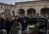 POGREBNA POVORKA MOGA SUPRUGA ZAUSTAVILA SE ISPRED NAPUŠTENOG AUTOBUSNOG KOLODVORA… A VIŠE OD STOTINU LJUDI ISTODOBNO JE PODIGNULO ISTU VRSTU ŽUTE KARTE KOJU JE ON ČUVAO TRIDESET GODINA. MISLILA SAM DA JE TO SAMO POSLJEDNJI POZDRAV, SVE DOK JEDNA MLADA ŽENA NIJE PRIŠLA LIJESU I REKLA: „OBEĆAO JE DA ĆE TI OTKRITI ISTINU PRIJE NEGO ŠTO UMRE.“ POGREBNA POVORKA MOGA SUPRUGA ZAUSTAVILA SE ISPRED NAPUŠTENOG AUTOBUSNOG KOLODVORA… A VIŠE OD STOTINU LJUDI ISTODOBNO JE PODIGNULO ISTU VRSTU ŽUTE KARTE KOJU JE ON ČUVAO TRIDESET GODINA. MISLILA SAM DA JE TO SAMO POSLJEDNJI POZDRAV, SVE DOK JEDNA MLADA ŽENA NIJE PRIŠLA LIJESU I REKLA: „OBEĆAO JE DA ĆE TI OTKRITI ISTINU PRIJE NEGO ŠTO UMRE.“ - featured image
