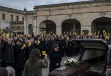 POGREBNA POVORKA MOGA SUPRUGA ZAUSTAVILA SE ISPRED NAPUŠTENOG AUTOBUSNOG KOLODVORA… A VIŠE OD STOTINU LJUDI ISTODOBNO JE PODIGNULO ISTU VRSTU ŽUTE KARTE KOJU JE ON ČUVAO TRIDESET GODINA. MISLILA SAM DA JE TO SAMO POSLJEDNJI POZDRAV, SVE DOK JEDNA MLADA ŽENA NIJE PRIŠLA LIJESU I REKLA: „OBEĆAO JE DA ĆE TI OTKRITI ISTINU PRIJE NEGO ŠTO UMRE.“ POGREBNA POVORKA MOGA SUPRUGA ZAUSTAVILA SE ISPRED NAPUŠTENOG AUTOBUSNOG KOLODVORA… A VIŠE OD STOTINU LJUDI ISTODOBNO JE PODIGNULO ISTU VRSTU ŽUTE KARTE KOJU JE ON ČUVAO TRIDESET GODINA. MISLILA SAM DA JE TO SAMO POSLJEDNJI POZDRAV, SVE DOK JEDNA MLADA ŽENA NIJE PRIŠLA LIJESU I REKLA: „OBEĆAO JE DA ĆE TI OTKRITI ISTINU PRIJE NEGO ŠTO UMRE.“ - featured image