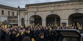 POGREBNA POVORKA MOGA SUPRUGA ZAUSTAVILA SE ISPRED NAPUŠTENOG AUTOBUSNOG KOLODVORA… A VIŠE OD STOTINU LJUDI ISTODOBNO JE PODIGNULO ISTU VRSTU ŽUTE KARTE KOJU JE ON ČUVAO TRIDESET GODINA. MISLILA SAM DA JE TO SAMO POSLJEDNJI POZDRAV, SVE DOK JEDNA MLADA ŽENA NIJE PRIŠLA LIJESU I REKLA: „OBEĆAO JE DA ĆE TI OTKRITI ISTINU PRIJE NEGO ŠTO UMRE.“ POGREBNA POVORKA MOGA SUPRUGA ZAUSTAVILA SE ISPRED NAPUŠTENOG AUTOBUSNOG KOLODVORA… A VIŠE OD STOTINU LJUDI ISTODOBNO JE PODIGNULO ISTU VRSTU ŽUTE KARTE KOJU JE ON ČUVAO TRIDESET GODINA. MISLILA SAM DA JE TO SAMO POSLJEDNJI POZDRAV, SVE DOK JEDNA MLADA ŽENA NIJE PRIŠLA LIJESU I REKLA: „OBEĆAO JE DA ĆE TI OTKRITI ISTINU PRIJE NEGO ŠTO UMRE.“ - featured image