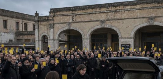 POGREBNA POVORKA MOGA SUPRUGA ZAUSTAVILA SE ISPRED NAPUŠTENOG AUTOBUSNOG KOLODVORA… A VIŠE OD STOTINU LJUDI ISTODOBNO JE PODIGNULO ISTU VRSTU ŽUTE KARTE KOJU JE ON ČUVAO TRIDESET GODINA. MISLILA SAM DA JE TO SAMO POSLJEDNJI POZDRAV, SVE DOK JEDNA MLADA ŽENA NIJE PRIŠLA LIJESU I REKLA: „OBEĆAO JE DA ĆE TI OTKRITI ISTINU PRIJE NEGO ŠTO UMRE.“ POGREBNA POVORKA MOGA SUPRUGA ZAUSTAVILA SE ISPRED NAPUŠTENOG AUTOBUSNOG KOLODVORA… A VIŠE OD STOTINU LJUDI ISTODOBNO JE PODIGNULO ISTU VRSTU ŽUTE KARTE KOJU JE ON ČUVAO TRIDESET GODINA. MISLILA SAM DA JE TO SAMO POSLJEDNJI POZDRAV, SVE DOK JEDNA MLADA ŽENA NIJE PRIŠLA LIJESU I REKLA: „OBEĆAO JE DA ĆE TI OTKRITI ISTINU PRIJE NEGO ŠTO UMRE.“ - featured image
