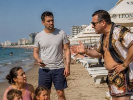 Vlasnik jedne plaže u Mamaiji pokušao je otjerati obitelj koja je sjedila na ručniku. Nekoliko minuta kasnije shvatio je da je odabrao pogrešnog čovjeka Vlasnik jedne plaže u Mamaiji pokušao je otjerati obitelj koja je sjedila na ručniku. Nekoliko minuta kasnije shvatio je da je odabrao pogrešnog čovjeka - featured image