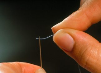 Četiri MILIONA ljudi ZAPREPASTIO je snimak koji pokazuje da cijeli život POGREŠNO uvlače konac u iglu! A možemo to da uradimo za SEKUND i to SMIJEŠNO lako Četiri MILIONA ljudi ZAPREPASTIO je snimak koji pokazuje da cijeli život POGREŠNO uvlače konac u iglu! A možemo to da uradimo za SEKUND i to SMIJEŠNO lako - featured image