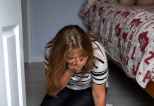 Odmah nakon sahrane naše kćerke, moj muž me je uporno nagovarao da bacimo sve njene stvari. Ali kada sam počela da čistim njenu sobu, pronašla sam čudnu poruku: „Mama, ako ovo čitaš, znači da više nisam živa. Samo pogledaj ispod kreveta.“ 😱 Odmah nakon sahrane naše kćerke, moj muž me je uporno nagovarao da bacimo sve njene stvari. Ali kada sam počela da čistim njenu sobu, pronašla sam čudnu poruku: „Mama, ako ovo čitaš, znači da više nisam živa. Samo pogledaj ispod kreveta.“ 😱 - featured image