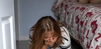 Odmah nakon sahrane naše kćerke, moj muž me je uporno nagovarao da bacimo sve njene stvari. Ali kada sam počela da čistim njenu sobu, pronašla sam čudnu poruku: „Mama, ako ovo čitaš, znači da više nisam živa. Samo pogledaj ispod kreveta.“ 😱 Odmah nakon sahrane naše kćerke, moj muž me je uporno nagovarao da bacimo sve njene stvari. Ali kada sam počela da čistim njenu sobu, pronašla sam čudnu poruku: „Mama, ako ovo čitaš, znači da više nisam živa. Samo pogledaj ispod kreveta.“ 😱 - featured image