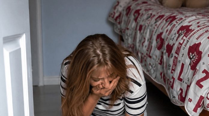 Odmah nakon sahrane naše kćerke, moj muž me je uporno nagovarao da bacimo sve njene stvari. Ali kada sam počela da čistim njenu sobu, pronašla sam čudnu poruku: „Mama, ako ovo čitaš, znači da više nisam živa. Samo pogledaj ispod kreveta.“ 😱 Odmah nakon sahrane naše kćerke, moj muž me je uporno nagovarao da bacimo sve njene stvari. Ali kada sam počela da čistim njenu sobu, pronašla sam čudnu poruku: „Mama, ako ovo čitaš, znači da više nisam živa. Samo pogledaj ispod kreveta.“ 😱 - featured image