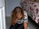 Odmah nakon sahrane naše kćerke, moj muž me je uporno nagovarao da bacimo sve njene stvari. Ali kada sam počela da čistim njenu sobu, pronašla sam čudnu poruku: „Mama, ako ovo čitaš, znači da više nisam živa. Samo pogledaj ispod kreveta.“ 😱 Odmah nakon sahrane naše kćerke, moj muž me je uporno nagovarao da bacimo sve njene stvari. Ali kada sam počela da čistim njenu sobu, pronašla sam čudnu poruku: „Mama, ako ovo čitaš, znači da više nisam živa. Samo pogledaj ispod kreveta.“ 😱 - featured image
