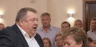 Nakon 30 godina braka, tokom proslave godišnjice, muž je iznenada ponizio svoju ženu pred svim gostima, priznavši da ju je svih ovih godina samo tolerisao: ali ono što je supruga uradila u odgovor ostavilo je sve bez teksta Nakon 30 godina braka, tokom proslave godišnjice, muž je iznenada ponizio svoju ženu pred svim gostima, priznavši da ju je svih ovih godina samo tolerisao: ali ono što je supruga uradila u odgovor ostavilo je sve bez teksta - featured image