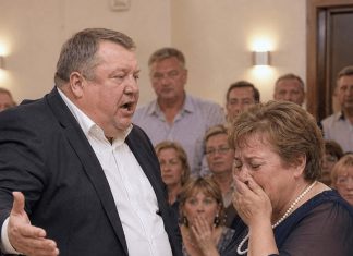 Nakon 30 godina braka, tokom proslave godišnjice, muž je iznenada ponizio svoju ženu pred svim gostima, priznavši da ju je svih ovih godina samo tolerisao: ali ono što je supruga uradila u odgovor ostavilo je sve bez teksta Nakon 30 godina braka, tokom proslave godišnjice, muž je iznenada ponizio svoju ženu pred svim gostima, priznavši da ju je svih ovih godina samo tolerisao: ali ono što je supruga uradila u odgovor ostavilo je sve bez teksta - featured image