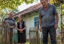 Tri dana zaredom jedna je vrana dolazila u isto dvorište i neprestano graktala pokraj starog poklopca kanalizacijskog šahta. Kad su ljudi napokon shvatili što im pokušava reći, ostali su bez riječi… Tri dana zaredom jedna je vrana dolazila u isto dvorište i neprestano graktala pokraj starog poklopca kanalizacijskog šahta. Kad su ljudi napokon shvatili što im pokušava reći, ostali su bez riječi… - featured image