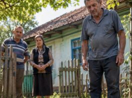 Tri dana zaredom jedna je vrana dolazila u isto dvorište i neprestano graktala pokraj starog poklopca kanalizacijskog šahta. Kad su ljudi napokon shvatili što im pokušava reći, ostali su bez riječi… Tri dana zaredom jedna je vrana dolazila u isto dvorište i neprestano graktala pokraj starog poklopca kanalizacijskog šahta. Kad su ljudi napokon shvatili što im pokušava reći, ostali su bez riječi… - featured image