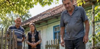 Tri dana zaredom jedna je vrana dolazila u isto dvorište i neprestano graktala pokraj starog poklopca kanalizacijskog šahta. Kad su ljudi napokon shvatili što im pokušava reći, ostali su bez riječi… Tri dana zaredom jedna je vrana dolazila u isto dvorište i neprestano graktala pokraj starog poklopca kanalizacijskog šahta. Kad su ljudi napokon shvatili što im pokušava reći, ostali su bez riječi… - featured image